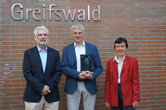 FLI-Vizepräsident Prof. Martin Beer, Prof. Johan Neyts mit der Loeffler-Lecture Auszeichnung und FLI-Präsidentin Prof. Christa Kühn nach der gelungenen Veranstaltung vor dem Alfried Krupp Wissenschaftskolleg in Greifswald (© E. Reinking, FLI) FLI-Vizepräsident Prof. Martin Beer, Prof. Johan Neyts mit der Loeffler-Lecture Auszeichnung und FLI-Präsidentin Prof. Christa Kühn nach der gelungenen Veranstaltung vor dem Alfried Krupp Wissenschaftskolleg in Greifswald (© E. Reinking, FLI)