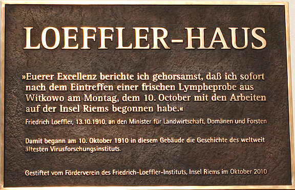 Selbst nach über 100 Jahren intensiver Forschung immer aktuell: die Maul- und Klauenseuche. Sie gab den Anstoß für die Gründung des Friedrich-Loeffler-Instituts auf der Insel Riems bei Greifswald, das am 10.10.1910 offiziell seine Arbeit aufnahm.